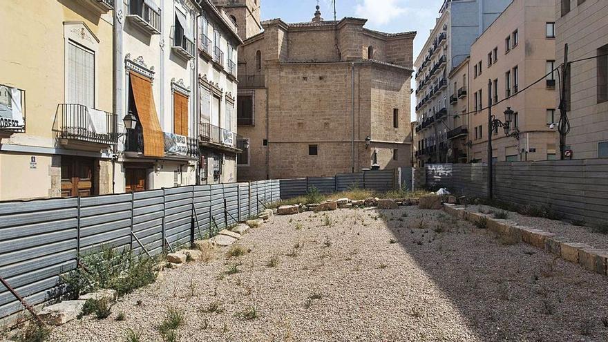 Plaza del Salvador con las ruinas romanas cubiertas y valladas