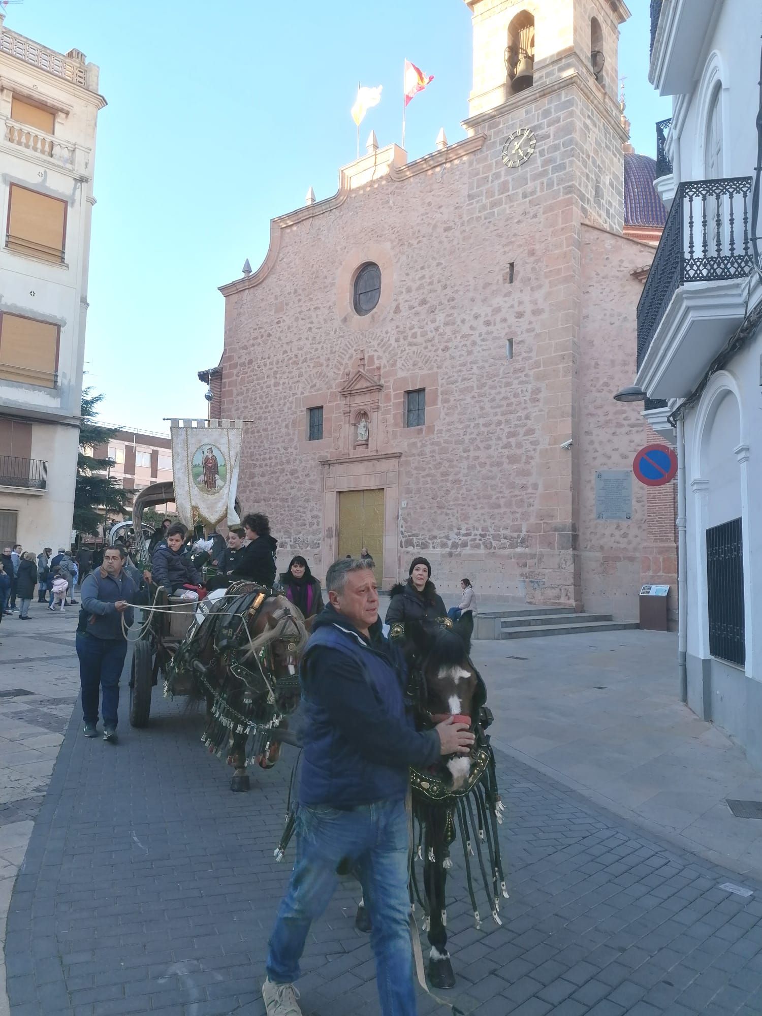 La Vall recupera su multitudinario pasacalle de Sant Antoni