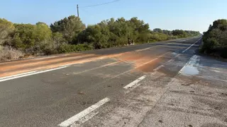 El derrame de un camión que transportaba estiércol rumbo a la granja avícola genera fuertes molestias a los vecinos de las urbanizaciones de Llucmajor