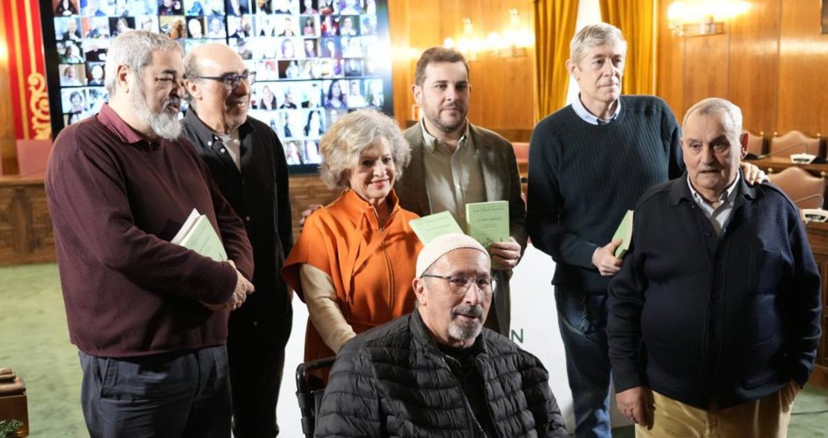 Autores que colaboran en la antología y el diputado de Cultura. | J. L. FERNÁNDEZ