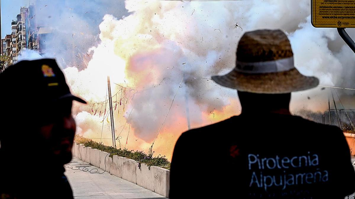 Las mejores imágenes de la mascletà de Pirotécnia La Alpujarreña en el Puente de Altamira de Elche Las mejores imágenes de la mascletà de Pirotécnia La Alpujarreña en el Puente de Altamira de Elche