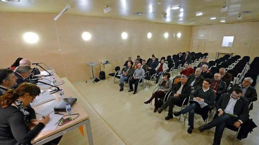 La comisión permanente de Acom, ayer, reunida en la Casa de Cultura de Mieres.