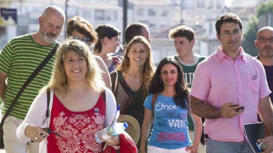 Carmen Santos, primera por la izquierda, ayer, con parte del consello cidadán de Podemos Galicia.