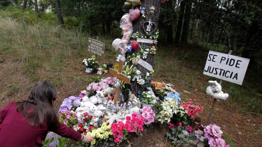 Una mujer deposita flores en el lugar donde se halló el cadáver.