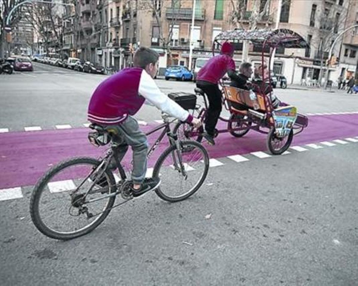 Un nen pedaleja, sense casc, al carrer de Pujades de Barcelona. Un nen pedaleja, sense casc, al carrer de Pujades de Barcelona.
