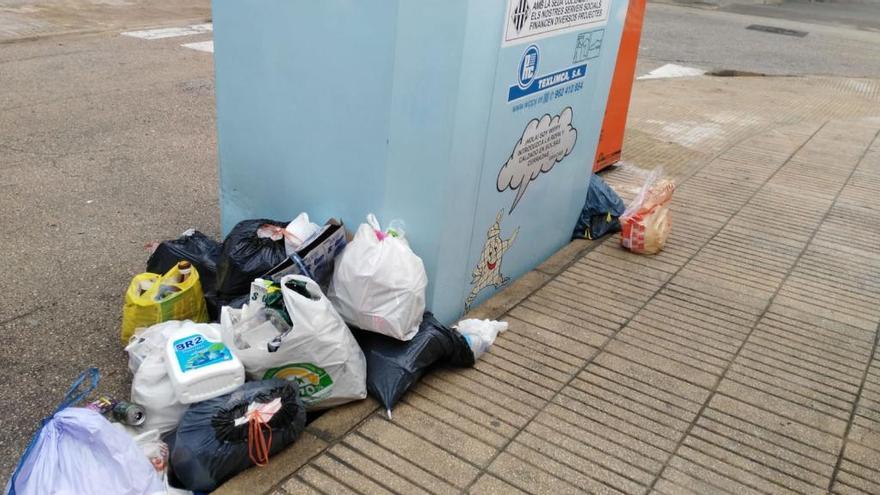 Bolsas de basura depositadas fuera de los contenedores.