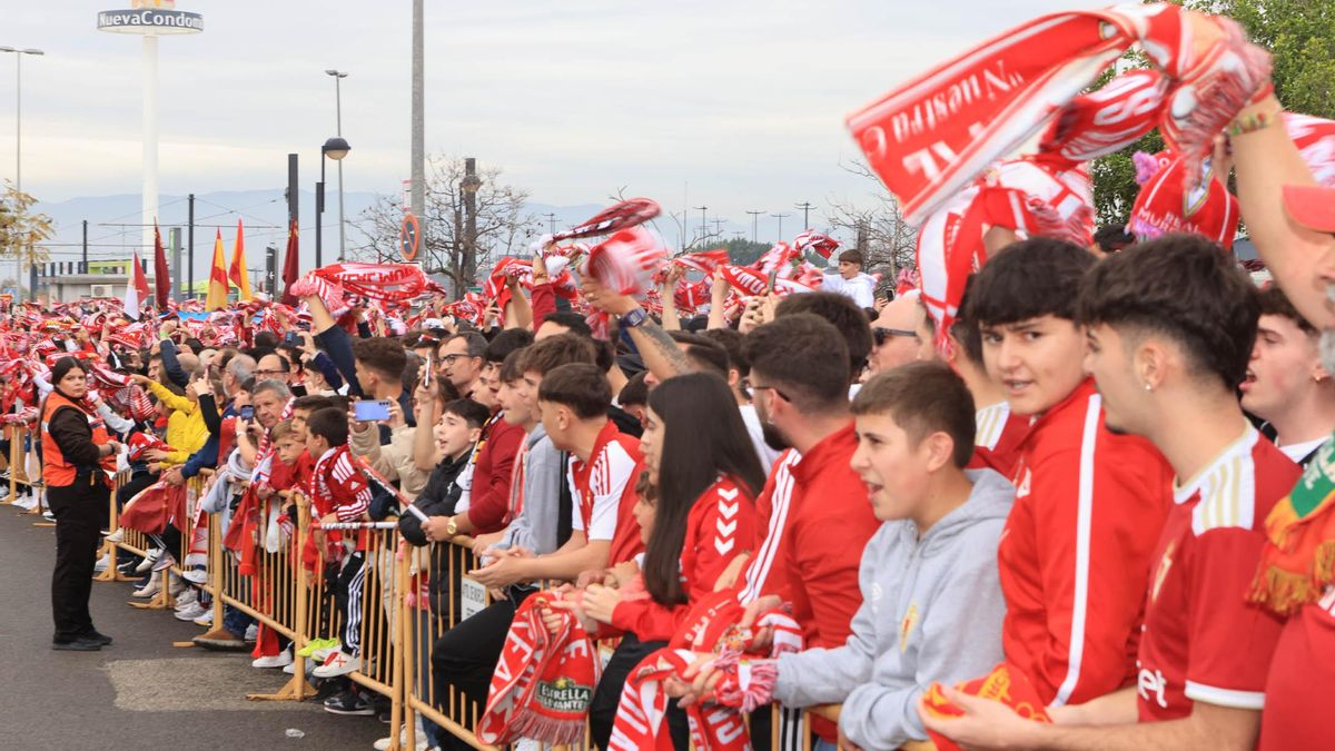 Aficionados agolpados para recibir al equipo a su llegada a Nueva Condomina