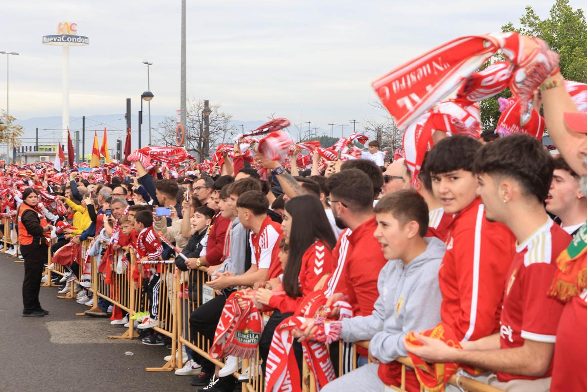 Aficionados agolpados para recibir al equipo a su llegada a Nueva Condomina