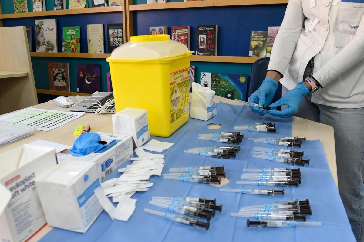 Vacunas preparadas para inmunizar a los jóvenes en los IES de la Región.