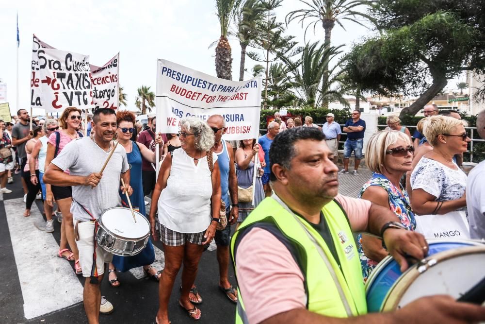 Manifestación en Orihuela Costa por su abandono