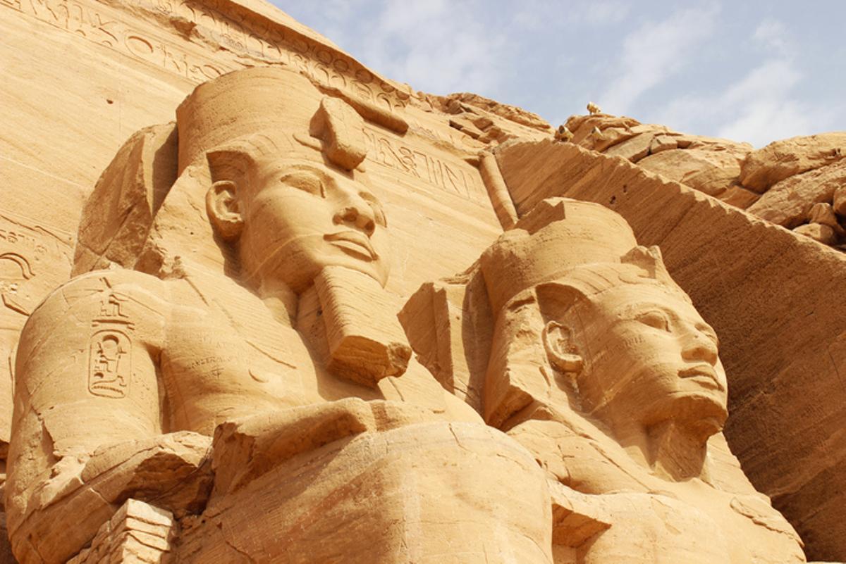 Estatua del Faraón Ramses II en el templo de Abu Simbel