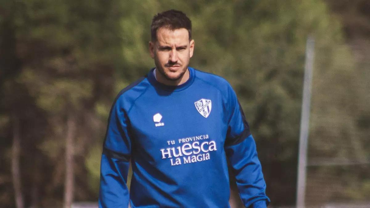 Sergi Guilló dirigiendo un partido de la SD Huesca en El Alcoraz