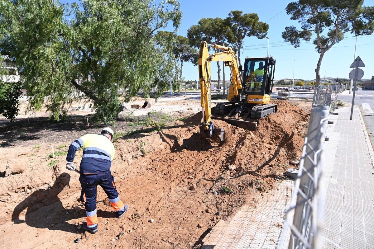 Maquinaria este jueves sobre el solar que se convertirá en el 'Jardín del Agua' en Torrellano