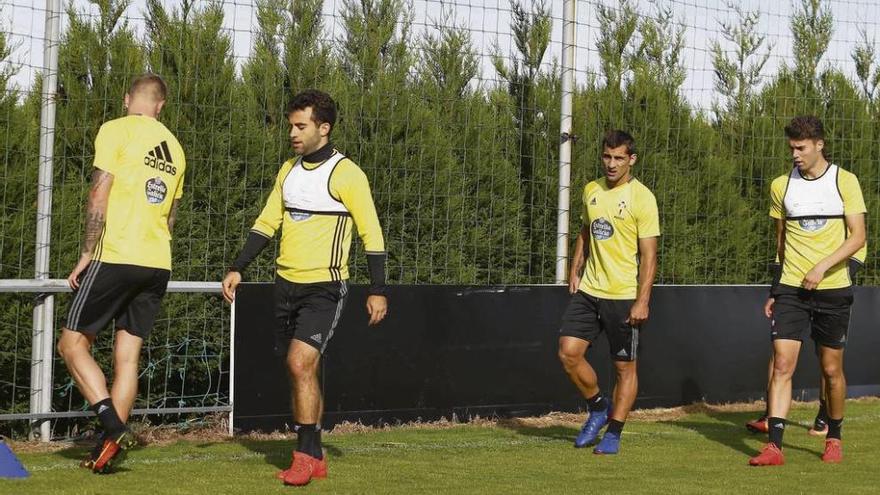 Rossi y Jonny, durante el entrenamiento matinal celebrado ayer por el Celta en A Madroa. // Alba Villar