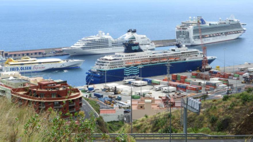 Cruceros en el puerto de Santa Cruz de La Palma.