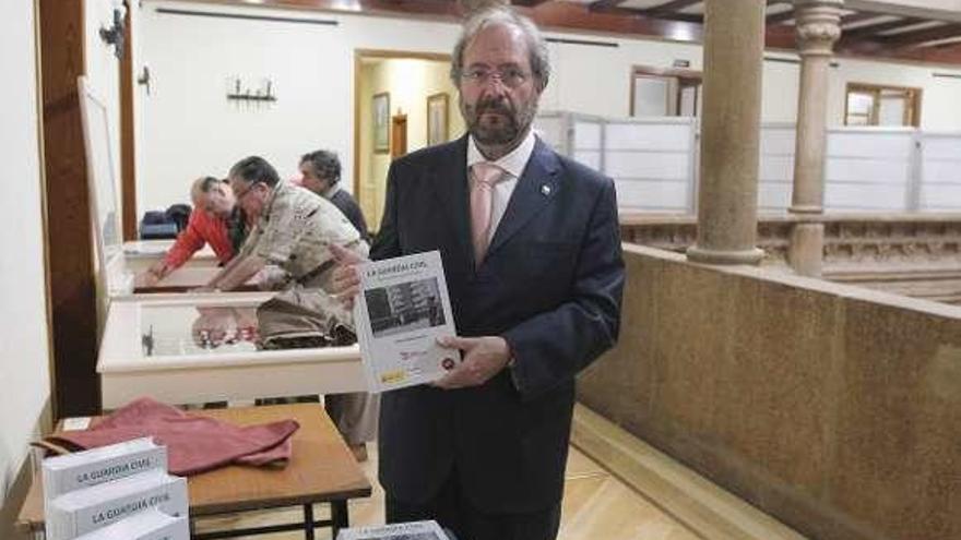 Pedro Córdoba Quintana, con su libro. // Iñaki Osorio