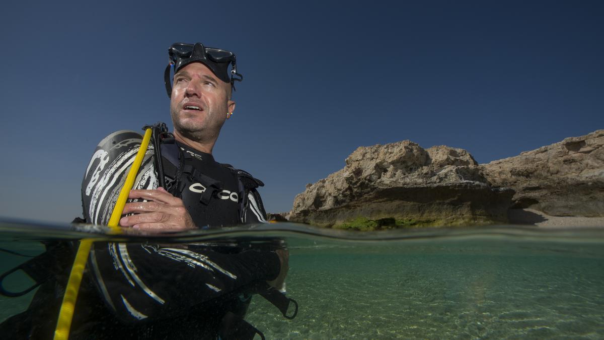 Meseguer revisa la calidad de agua marina en Qatar.