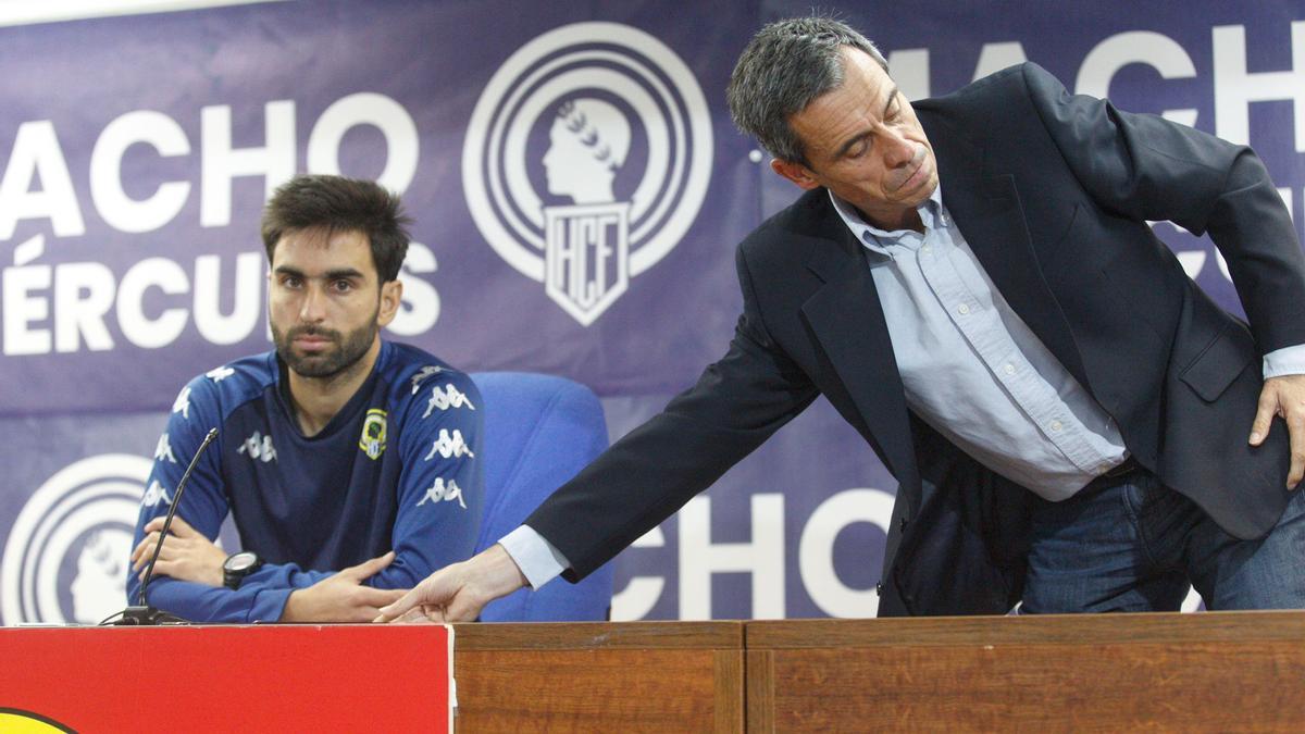 El director deportivo del Hércules Carmelo del Pozo este miércoles en el Rico Pérez durante la presentación del delantero Rodrigo Pastorini.