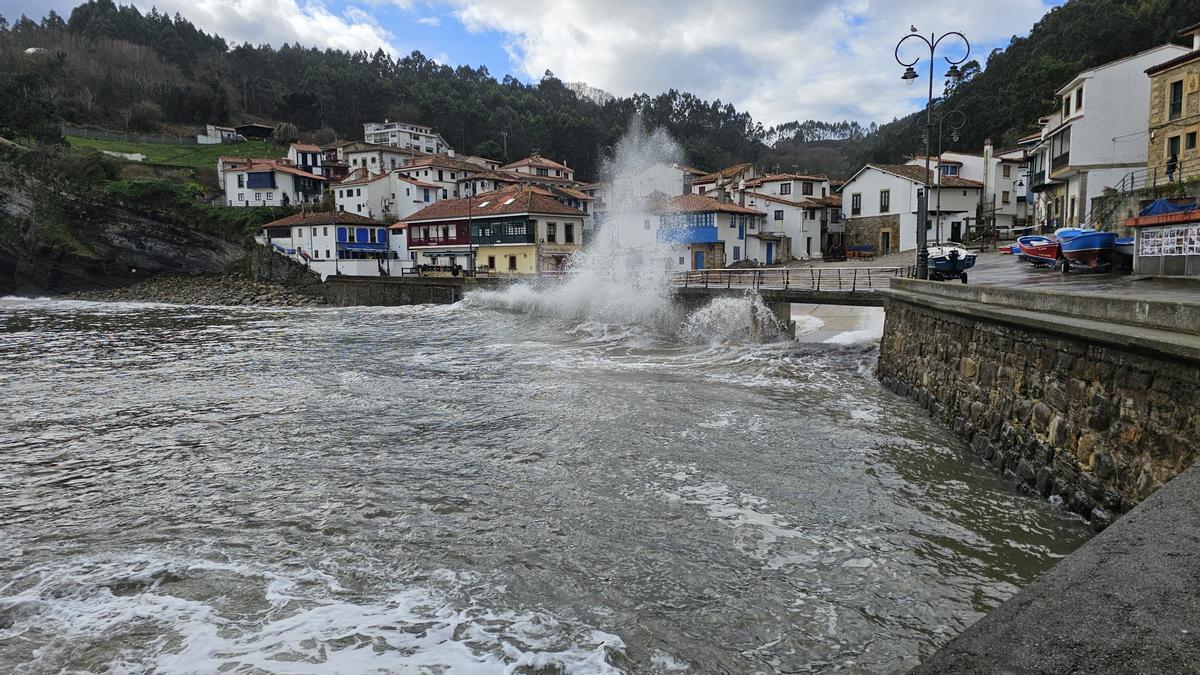 El espectacular oleaje en Tazones, en imágenes