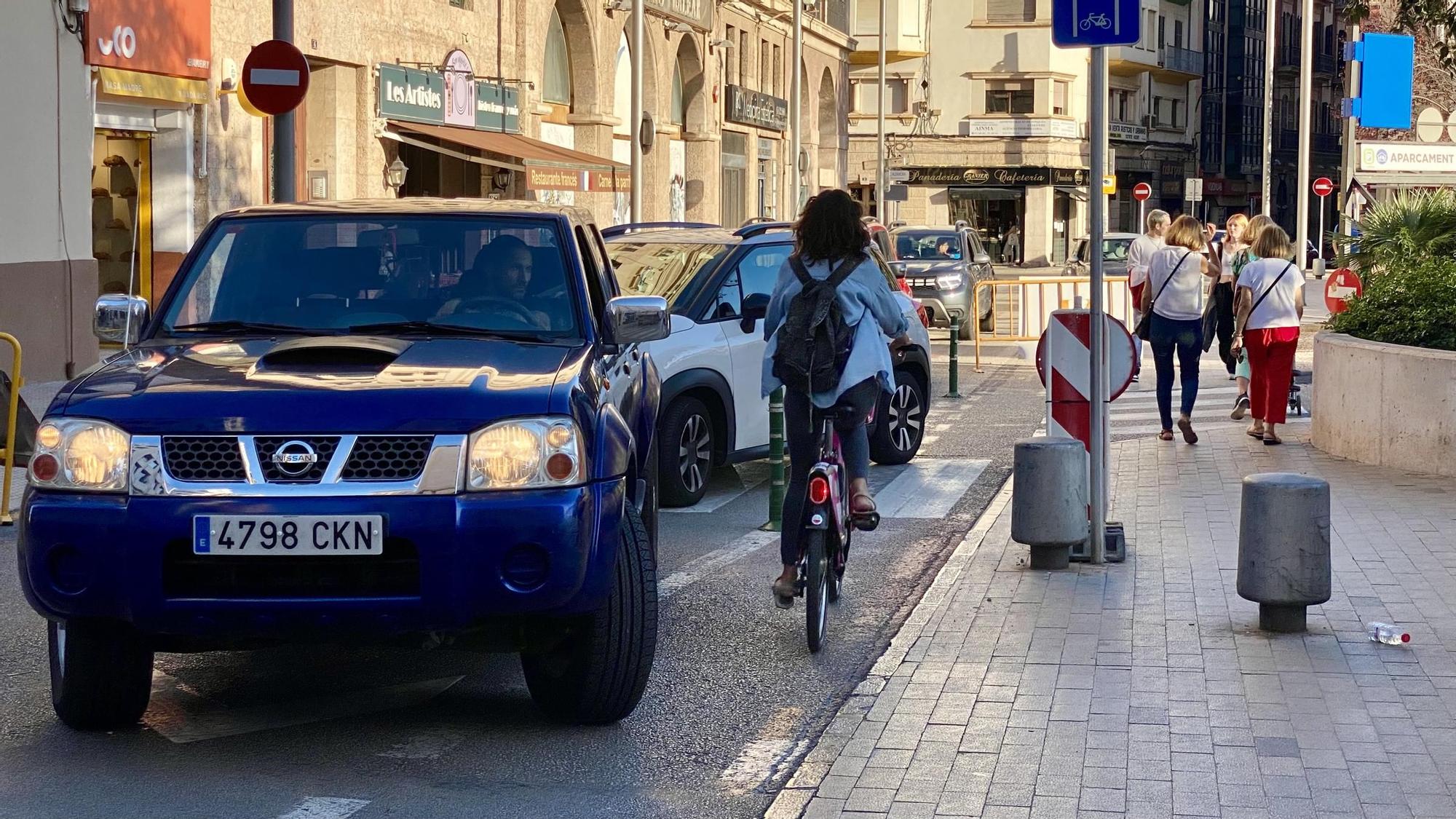 FOTOS: Caos de bicicletas y patinetes en dirección contraria en Palma por el corte del carril bici de Comtat del Rosselló