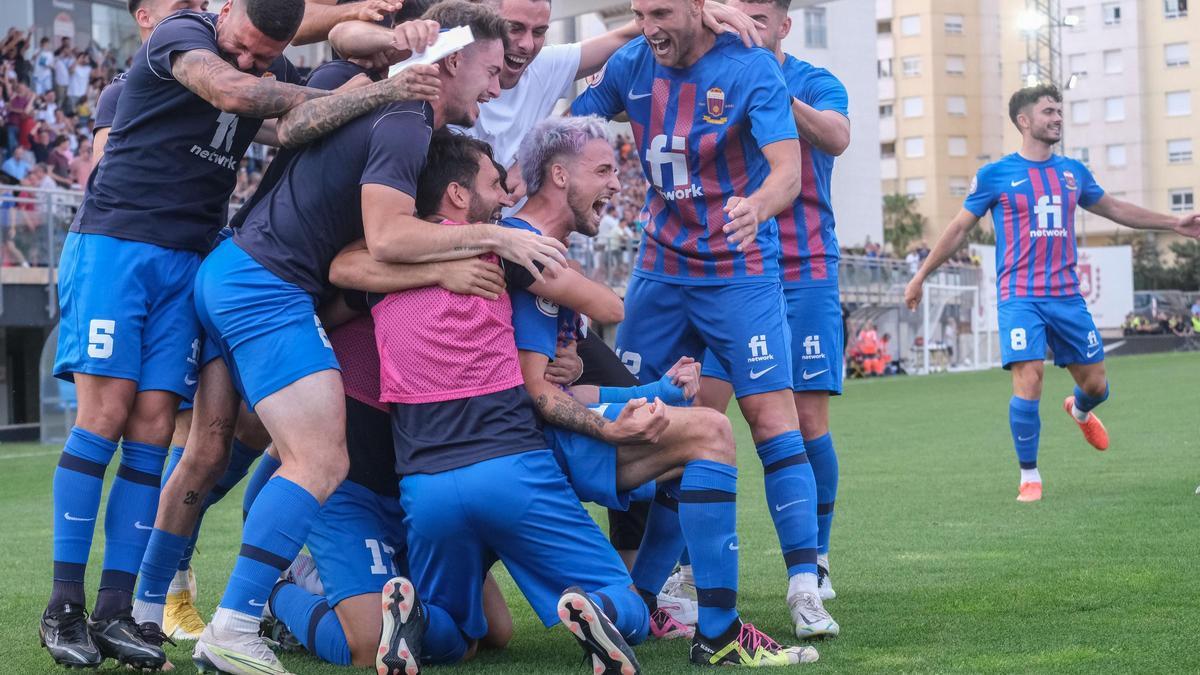 La afición está volcada con el Eldense
