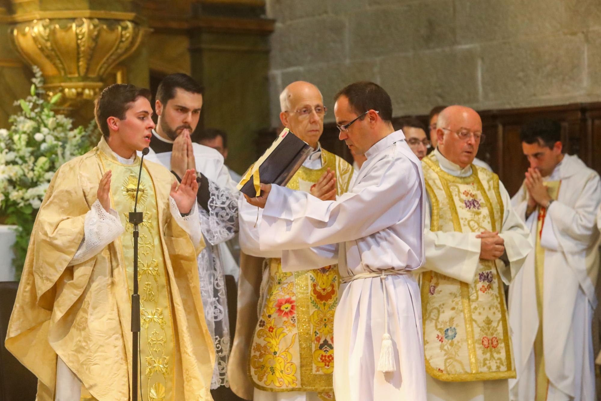 Oficia su primera misa con tan solo 24 años: así fue el multitudinario debut del sacerdote Ernesto Gómez Juanatey