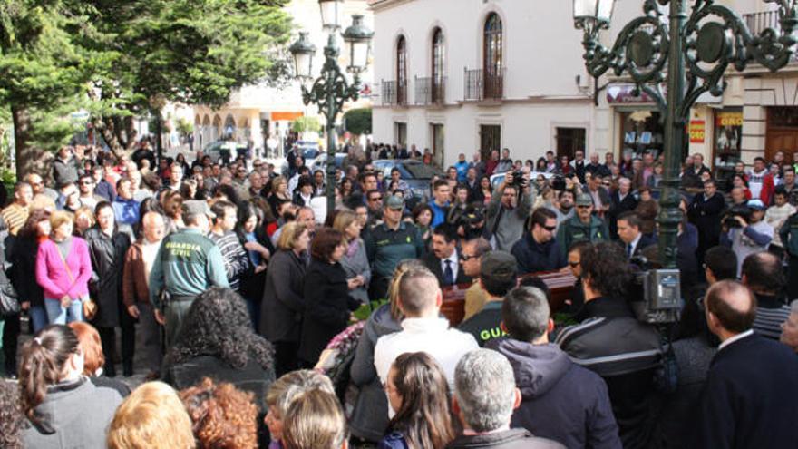 Cientos de vecinos mostraron su apoyo a la familia.