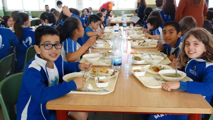 Un grupo de alumnos disfrutan del menú en un comedor escolar servido por Serunión. // FdV