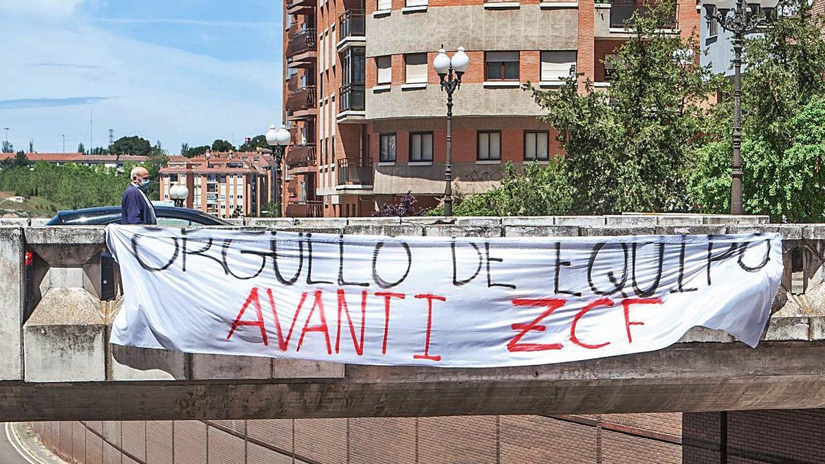 Imagen de la pancarta colgada en el puente de la Calle Libertad con Cardenal Cisneros. | José Luis Fernández