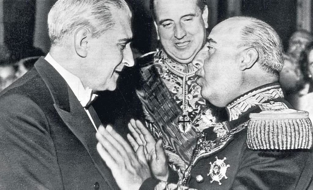 Antonio de Oliveira Salazar y Francisco Franco, con el ministro Martín Artajo en el centro, durante un encuentro en 1949.
