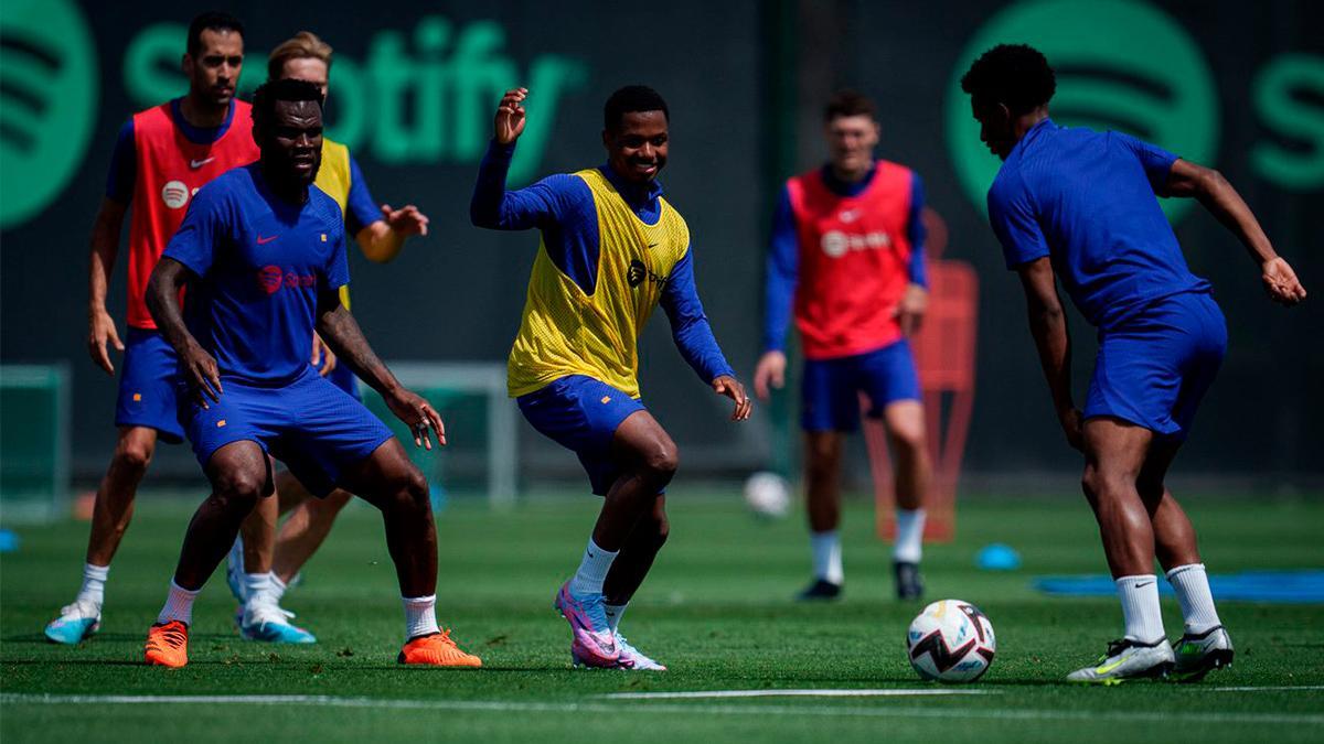 El Barça entrena para preparar el encuentro ante el Espanyol