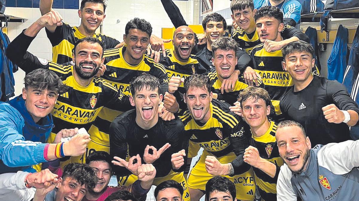 El Deportivo Aragón celebra, con el goleador Pau Sans en medio, su victoria ante el Gernika.