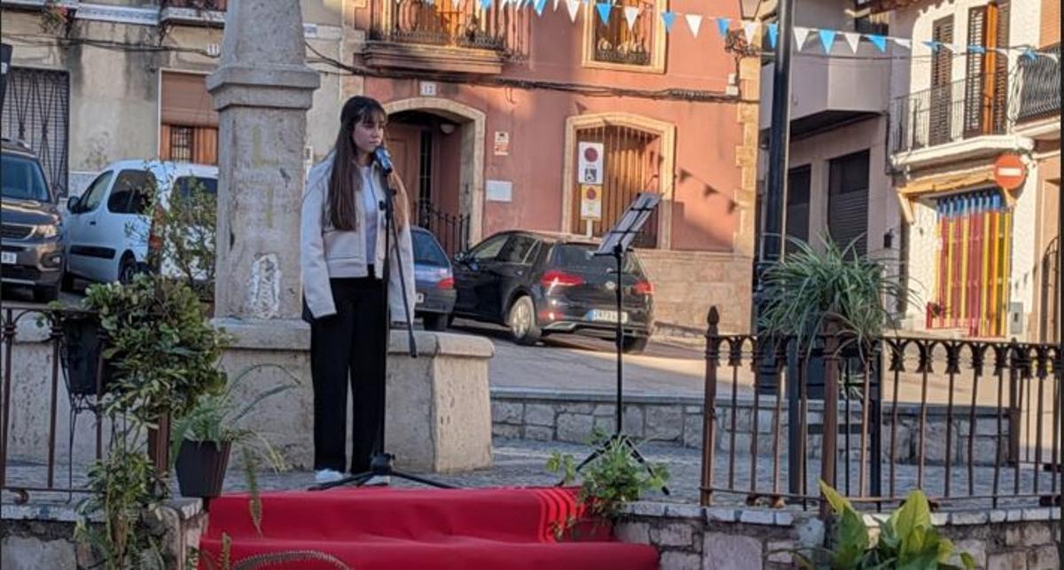 Joven que cantó durante el Encuentro de Gilet.