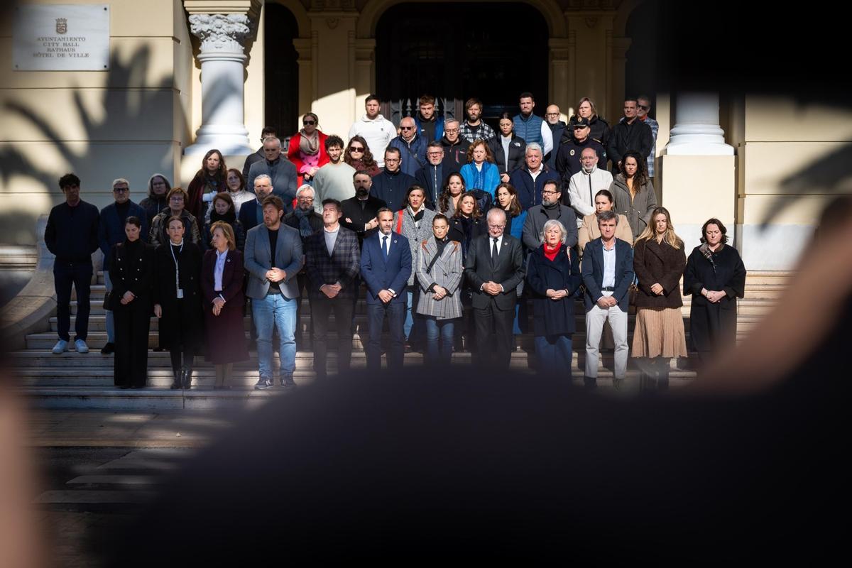 Tres minutos de silencio de la Corporación Municipal a las puertas del Ayuntamiento de Málaga por las víctimas del accidente de trenes en Adamuz.