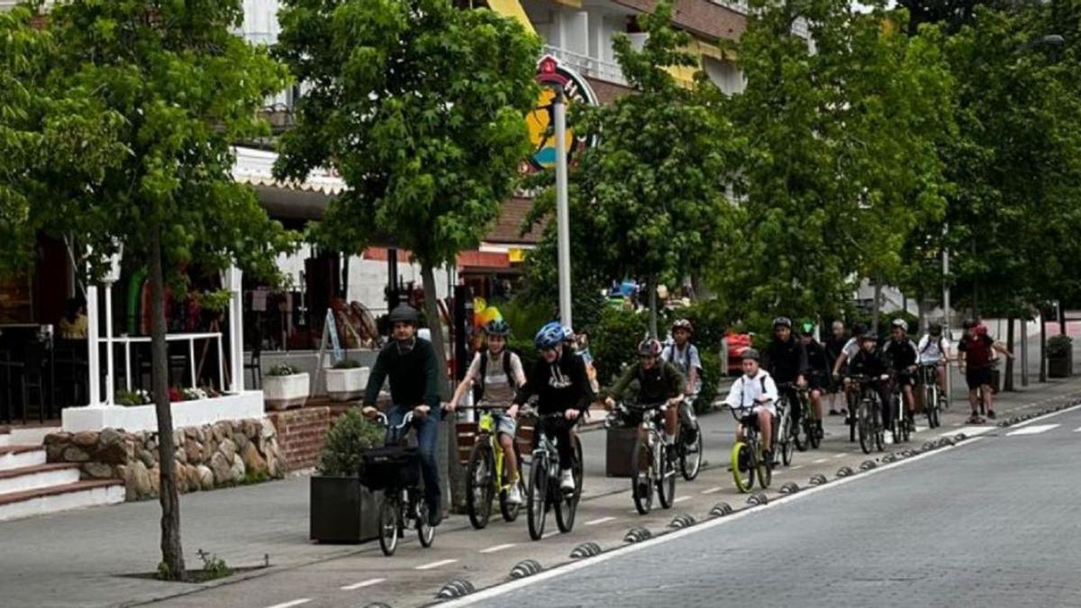 Un grup d’alumnes de l’Institut Escola de Lloret, al carril bici de Fenals. | AJUNTAMENT DE LLORET
