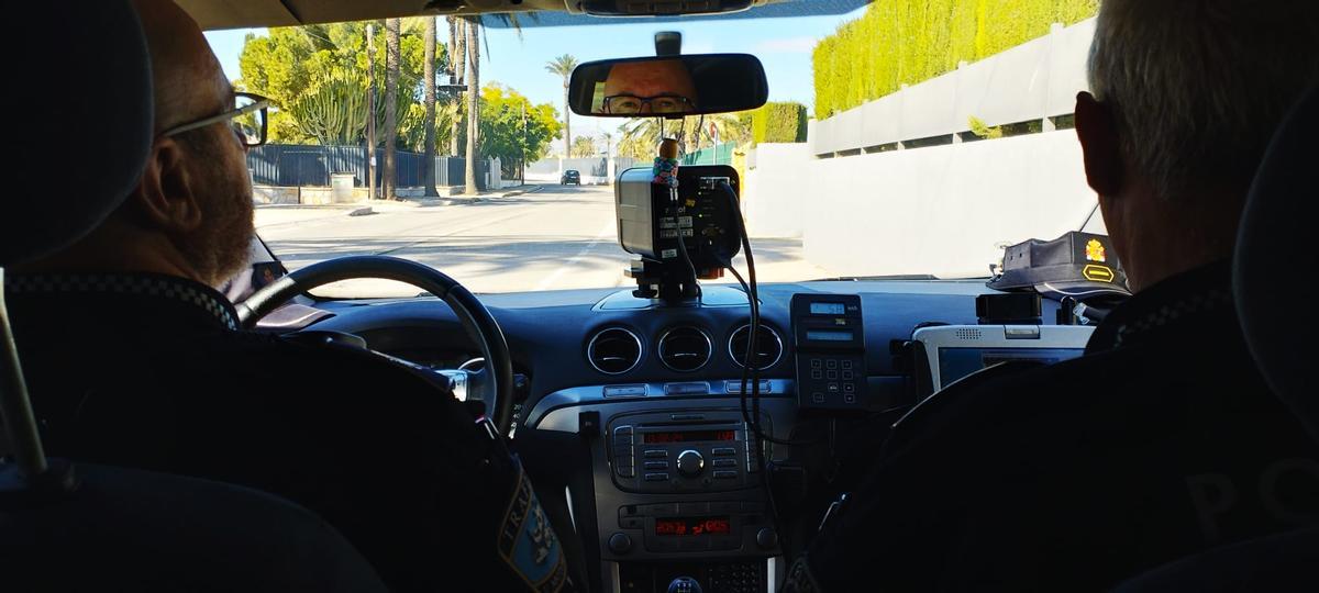 Dos agentes durante un control de vehículos en el Camino Viejo de Elche