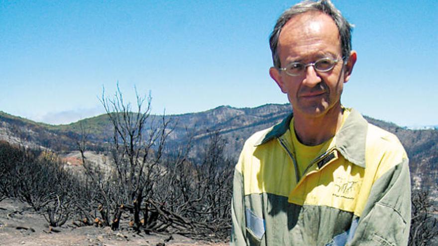 El director del Parque Nacional de Garajonay, Ángel Fernández, en una de las zonas afectadas por el incendio.