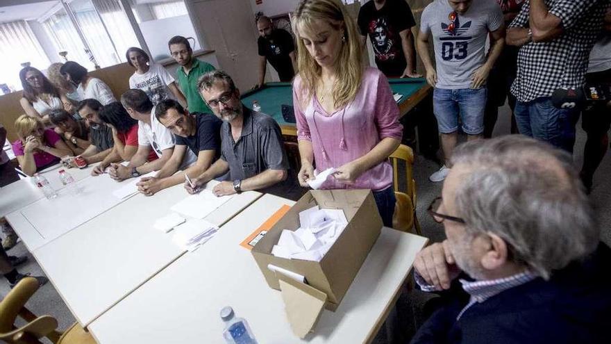 Miembros del comité de huelga de Eulen proceden al recuento de votos en la asamblea de ayer. // Efe