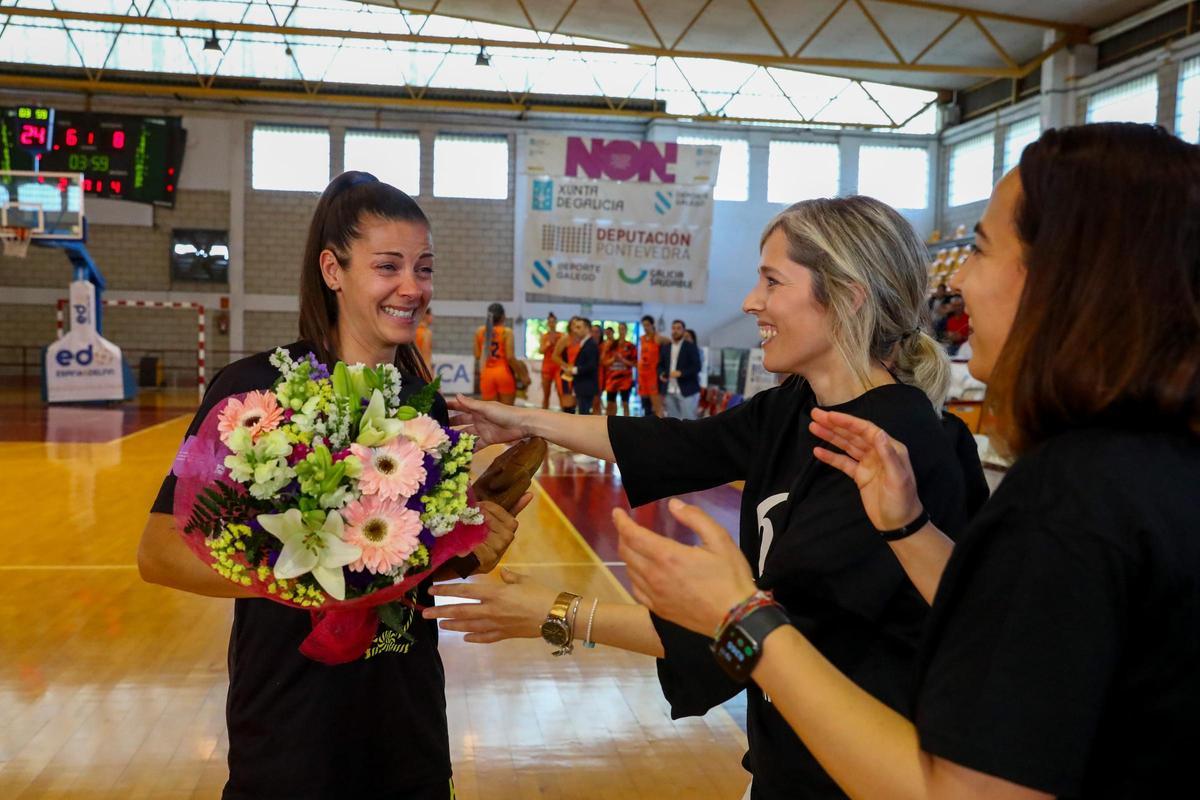 Las imágenes de la emotiva despedida del baloncesto de Sara Gómez