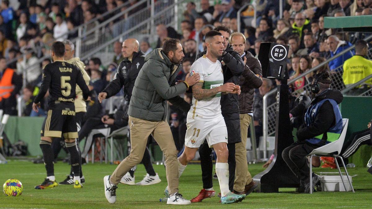 Tete Morente recibe el apoyo de Machín después de sus sustitución en el encuentro ante el Celta