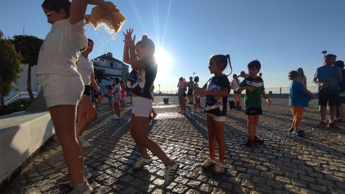 Los niños de Baena han disfrutado de una tarde de juegos 'como los de antes'.