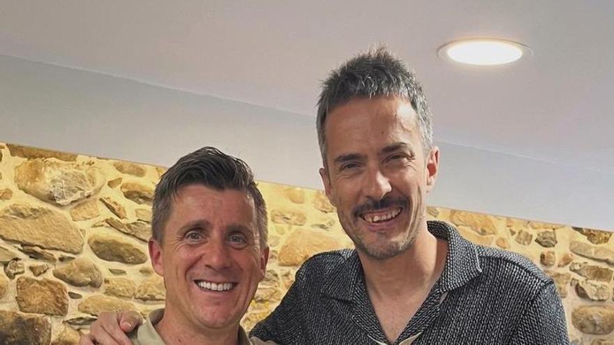 Juan Pedro (Pucho) Martín, vocalista de Vetusta Morla, disfruta de la gastronomía marinera en Tazones