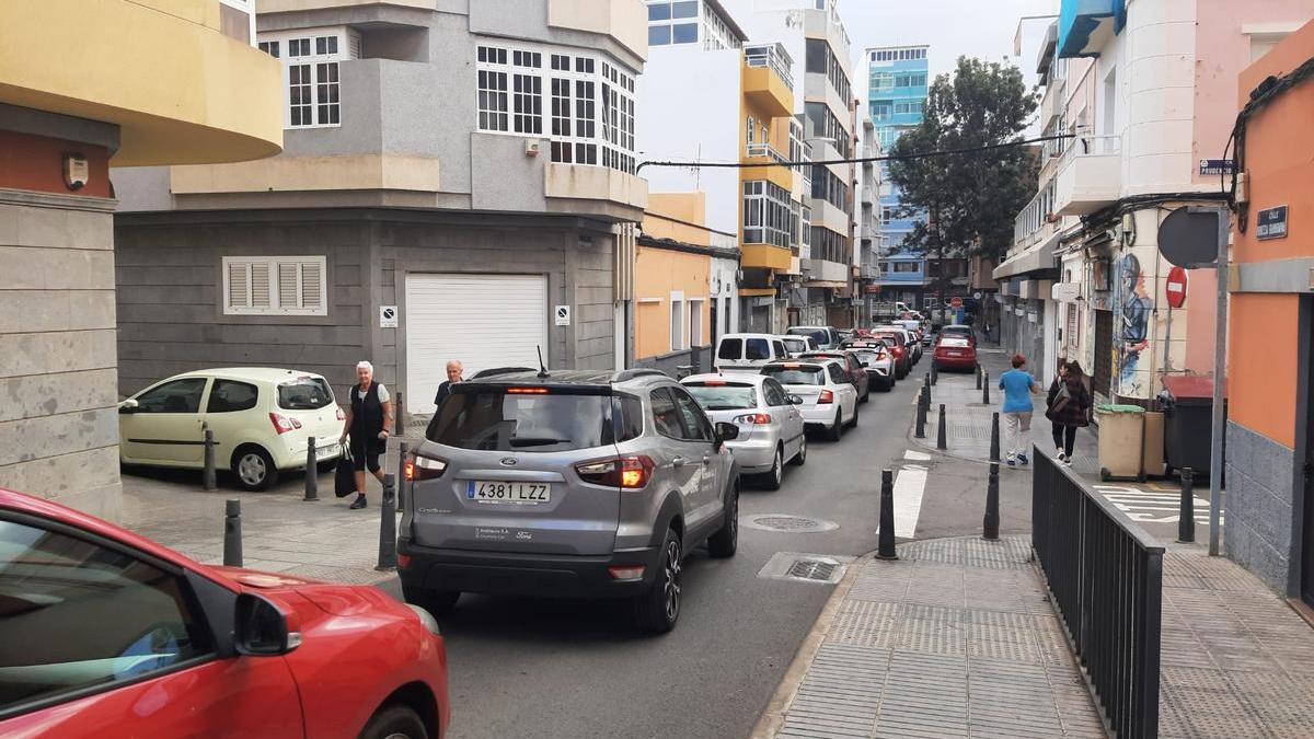 Bloqueo de la circulación en la calle Princesa Guayarmina del barrio de La Isleta esta tarde.