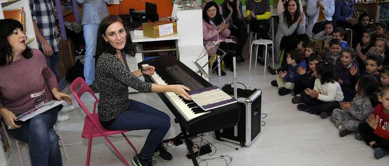 Carla Fernández, ayer, en su charla a los alumnos del CEIP Vicente Arias de la Maza. // Bernabé/Javier Lalín