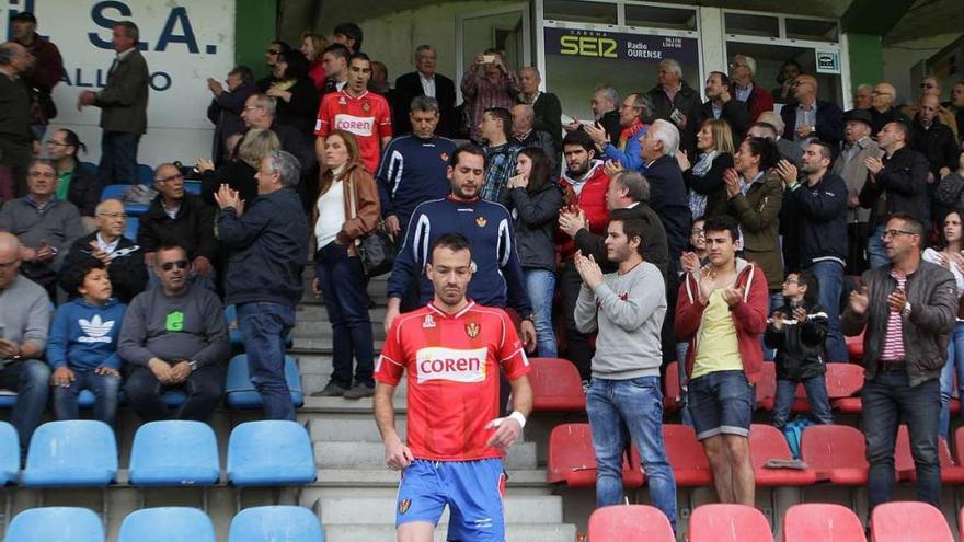 Yebra, Roberto Valdés, Antonio Dacosta y Portela regresan al campo aplaudidos por la afición tras entregar la petición de dimisión. // Jesús Regal