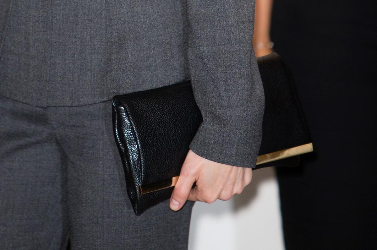 Letizia Ortiz con cartera de mano de piel negra de Carolina Herrera