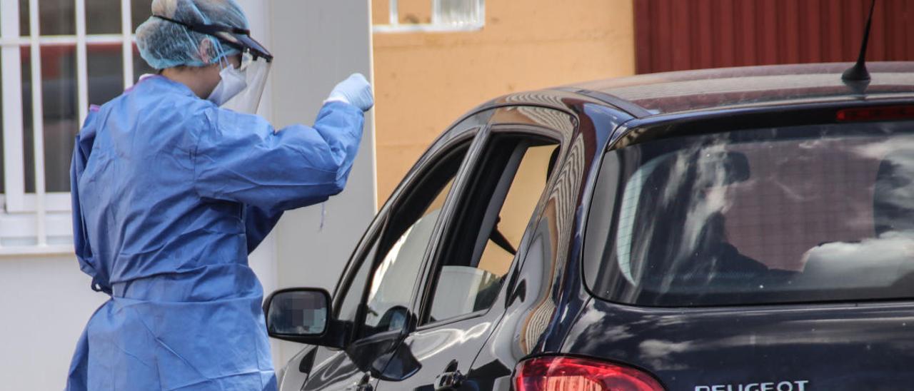 Toma de muestras para una prueba de coronavirus, en imagen de archivo