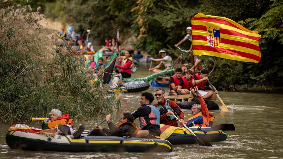 En imágenes | Palestina, principal protagonista de una nueva edición de la Bajada del Canal en Zaragoza