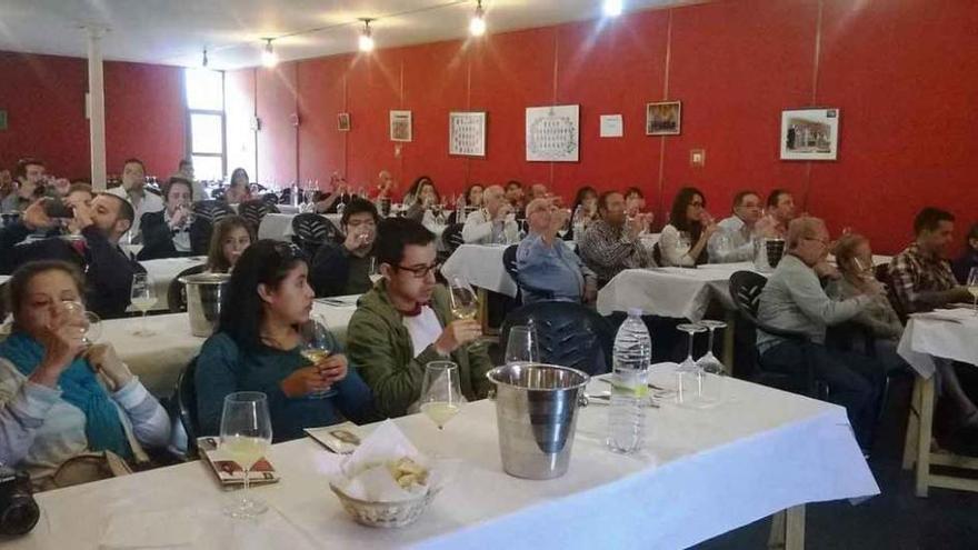 Los aficionados degustan uno de los vinos blancos elegidos para la cata de la Fiesta de la Vendimia. Foto