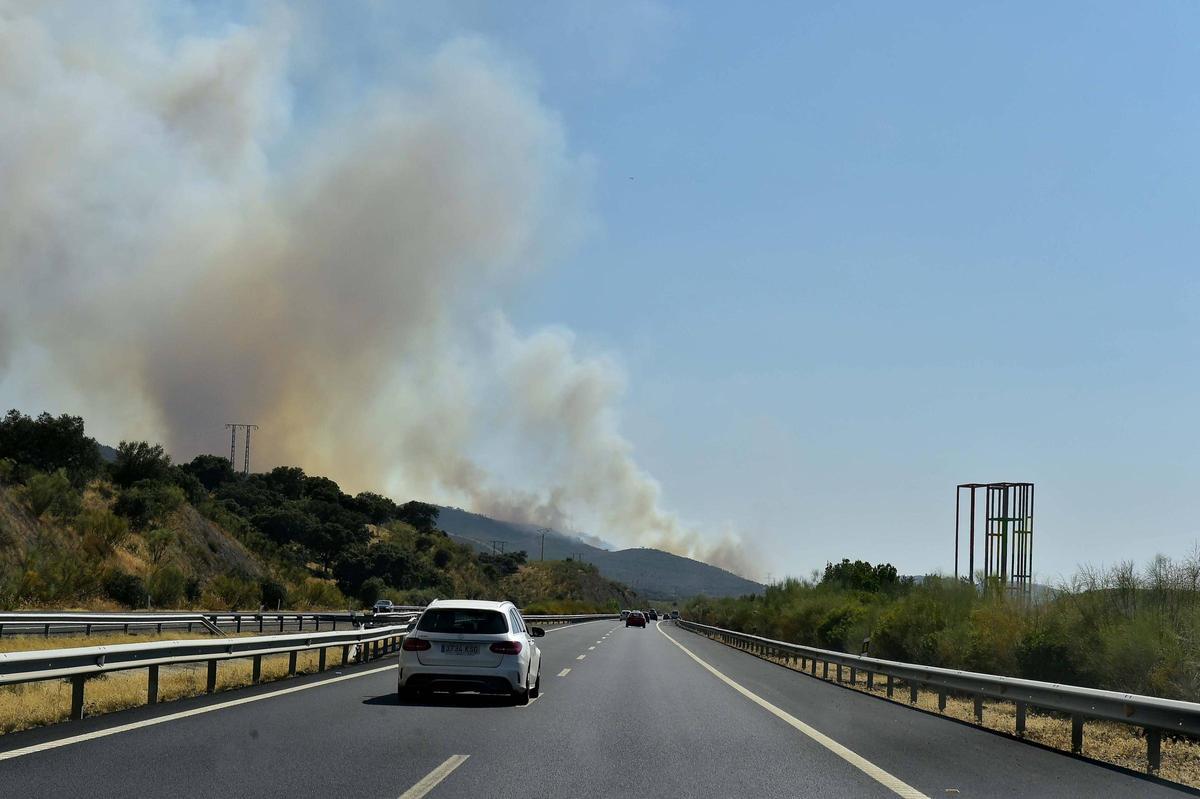 Fotogalería | Las imágenes del incendio de Casas de Millán, que ha obligado a evacuar a 800 personas Fotogalería | Las imágenes del incendio de Casas de Millán, que ha obligado a evacuar a 800 personas